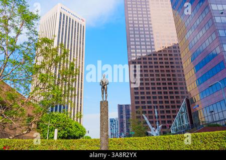 Los Angeles, Californie - 4 décembre 2024 : art public 'source figure' par Robert Graham encadré par les gratte-ciel modernes du centre-ville de Los Angeles sur un Banque D'Images