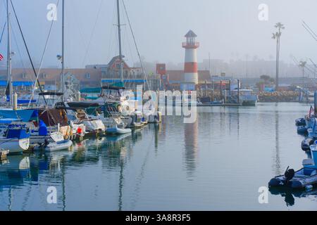 Oceanside, Californie - 3 janvier 2025 : scène tranquille d'un phare décoratif entouré de bateaux à Oceanside Harbor, Californie, capturé dans So Banque D'Images