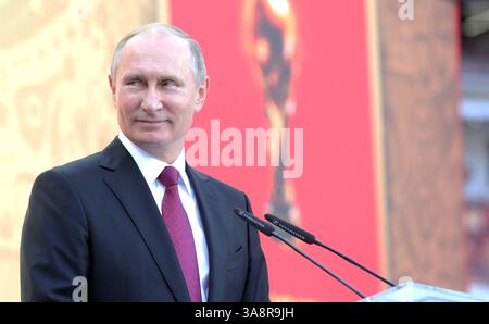 9 septembre 2017 - Moscou, Russie - le président russe Vladimir Poutine sourit au début de la tournée du Trophée de la Coupe du monde de la FIFA au Luzhniki Grand Sports Arena le 9 septembre 2017 à Moscou, Russie. Le trophée de la Coupe du monde de la FIFA visitera 24 villes russes et 50 pays avant le début de la Coupe du monde Russie 2018. (Crédit image : © Kremlin Pool/Planet Pix via ZUMA Wire) Banque D'Images