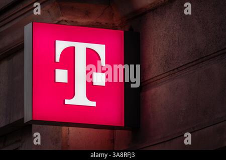 Havirov, République tchèque, 19.03.2025, logo de la société T-Mobile Telecommunications à l'extérieur du magasin Banque D'Images