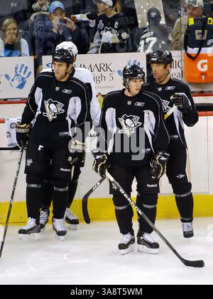 30 octobre 2008 - Pittsburgh, PA, É.-U. - 13 septembre 2009 - Pittsburgh, Pennsylvanie - les Penguins de Pittsburgh, PAUL BISSONNETTE, SIDNEY CROSBY et BILL GUERIN se présentent pour la première journée du camp d'entraînement qui s'est tenu à l'aréna Mellon. C’était la première fois sur la glace pour les Penguins de Pittsburgh depuis qu’ils ont remporté le championnat de la Coupe Stanley en 2008-2009. Crédit photo : Jason l Nelson/AdMedia Banque D'Images