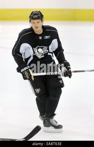 30 octobre 2008 - Pittsburgh, Pennsylvanie, États-Unis - 13 septembre 2009 - Pittsburgh, Pennsylvanie - défenseur des Penguins de Pittsburgh, SERGEI GONCHAR se présente pour la première journée du camp d'entraînement tenu à la Mellon Arena. C’était la première fois sur la glace pour les Penguins de Pittsburgh depuis qu’ils ont remporté le championnat de la Coupe Stanley en 2008-2009. Crédit photo : Jason l Nelson/AdMedia Banque D'Images