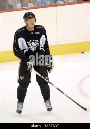 30 octobre 2008 - Pittsburgh, Pennsylvanie, États-Unis - 13 septembre 2009 - Pittsburgh, Pennsylvanie - défenseur des Penguins de Pittsburgh, SERGEI GONCHAR se présente pour la première journée du camp d'entraînement tenu à la Mellon Arena. C’était la première fois sur la glace pour les Penguins de Pittsburgh depuis qu’ils ont remporté le championnat de la Coupe Stanley en 2008-2009. Crédit photo : Jason l Nelson/AdMedia Banque D'Images