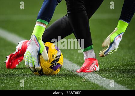 Barcelone, Espagne. 27 mars 2025. Illustration du ballon Puma match et des chaussures Adidas lors du championnat espagnol la Liga match de football entre le FC Barcelone et LE CA Osasuna le 27 mars 2025 à Estadi Olimpic Lluis Companys à Barcelone, Espagne - photo Matthieu Mirville (Sergio Ros)/DPPI crédit : DPPI Media/Alamy Live News Banque D'Images