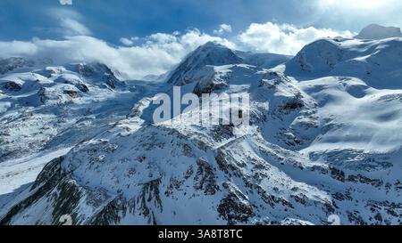 Vue sur le glacier de la frontière Grenz Gletscher et le massif montagneux Monte Rosa depuis un sentier de randonnée jusqu'à la nouvelle cabane de montagne Monte Rosa. Jour d'automne ensoleillé. Va Banque D'Images