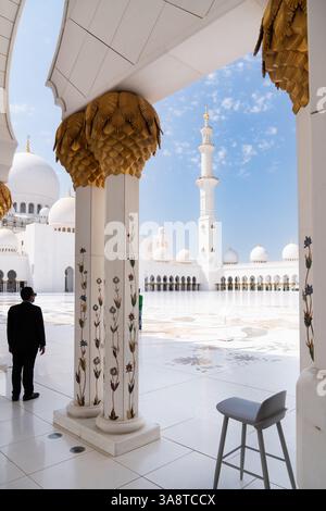 Abu Dhabi, Emirats Arabes Unis - 15 mars, les gens visitent la spectaculaire Grande Mosquée Sheikh Zayed pendant une journée ensoleillée Banque D'Images