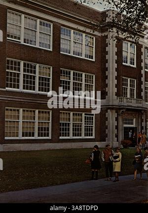 Le Marshall Yearbook 1965 saisit les moments clés de l'année scolaire 1964-1965 en mettant en évidence la vie étudiante, les activités parascolaires et les contributions culturelles afro-américaines au sein de l'école. Banque D'Images