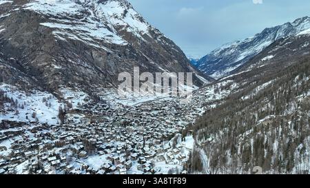 Vue panoramique aérienne de la vallée de la ville de Zermatt dans le canton du Valais en Suisse. Banque D'Images