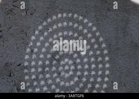 Londres, Royaume-Uni. 29 mars 2025. L'éclipse solaire partielle de 30% a été observée à Trafalgar Square, vue en toute sécurité à travers une passoire qui, à travers les trous, produit de multiples petites images du soleil. Crédit : onzième heure photographie/Alamy Live News Banque D'Images