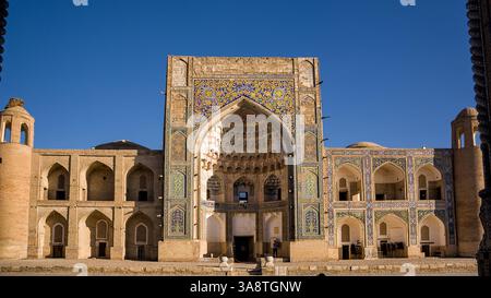 Boukhara, Ouzbékistan - 09 juillet 2024 : ancienne madrasa et portail Abdulaziz Khan à Boukhara, Ouzbékistan Banque D'Images