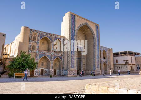 Boukhara, Ouzbékistan - 09 juillet 2024 : détail du portail de l'ancienne Madrasa Mirzo Ulughbeg, à Boukhara Banque D'Images