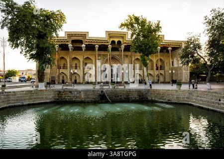 Boukhara, Ouzbékistan - 09 juillet 2024 : Bolo Hauz, mosquée historique de Boukhara avec étang typique (hauz) en face, Ouzbékistan Banque D'Images