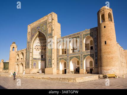 Boukhara, Ouzbékistan - 09 juillet 2024 : ancienne madrasa et portail Abdulaziz Khan à Boukhara, Ouzbékistan Banque D'Images