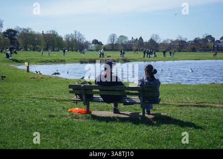 Londres, Royaume-Uni, 29 mars 2025. Les gens apprécient le soleil sur Wimbledon Common, au sud-ouest de Londres aujourd'hui alors que le temps chaud revient alors que les températures devraient augmenter ce week-end et tout au long de la semaine prochaine, avec des sommets de 20-23C crédit Amer Ghazzal/Alamy Live News Banque D'Images