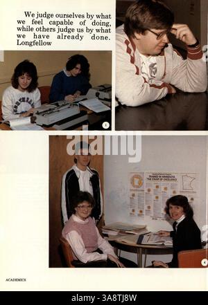 L'annuaire Delta 1985 de l'école secondaire de la salle couvre les faits saillants de l'année scolaire 1984-1985 avec des profils d'étudiants et de professeurs, ainsi que l'athlétisme, les clubs et d'autres événements. Banque D'Images