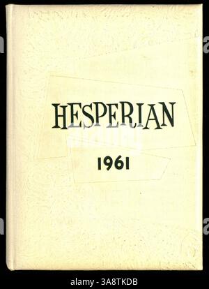 Le West High Yearbook 1961, Hesperian, capture les étudiants, les enseignants, les clubs, athlétisme, et événements de l'année scolaire 1960-1961. Il offre un aperçu de la vie au lycée pendant cette période. Banque D'Images
