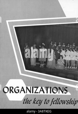 Le West High Yearbook 1961, Hesperian, relate les moments clés de l'année scolaire 1960-1961, y compris les événements étudiants, l'athlétisme, les clubs et les réalisations académiques. Banque D'Images