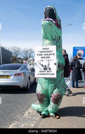 Londres, Royaume-Uni. 29 mars 2025. Photo : des manifestants anti-muscs organisent une manifestation devant un concessionnaire Tesla à Park Royal dans le cadre d'une manifestation mondiale contre son propriétaire Elon Musk organisée par Tesla Takedown. Crédit : Justin Ng/Alamy Live News. Banque D'Images