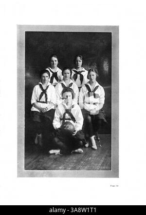 L'annuaire Tatler 1920 du Northrop Collegiate documente les étudiants, les enseignants, l'athlétisme, les clubs et les événements qui ont marqué l'année scolaire 1919-1920. Banque D'Images