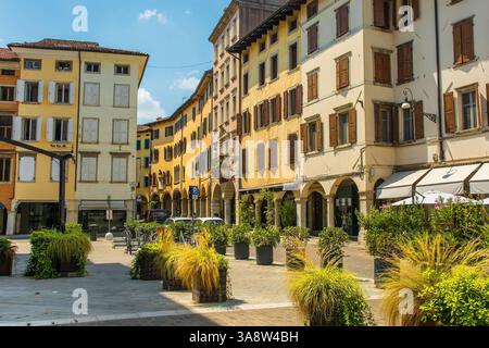 Udine, Italie - 9 juillet 2024. Piazza Guglielmo Marconi à Udine. Bâtiment Renaissance vénitienne et baroque du 16e au 18e siècle avec arcades voûtées Banque D'Images
