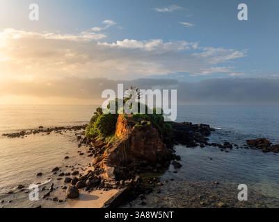 Mirissa sable Parrot Rock île point de repère photo aérienne avec une belle baie dans le district de Matara au Sri Lanka. Les pays asiatiques exotiques et autour de la wor Banque D'Images