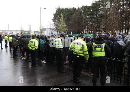Glasgow, Écosse, Royaume-Uni. 29 mars 2025. Les membres des groupes ultras celtiques, y compris les Bhoys et Green Brigade, se sont rassemblés devant le poste de police de London Road pour protester contre la criminalisation de plusieurs de leurs partisans avant le match de premier rang écossais entre Celtic et Hearts au Celtic Park. Les manifestants ont affiché des bannières et ont chanté en solidarité avec les autres fans. Crédit : Jacob Hughes/Alamy Live News Banque D'Images