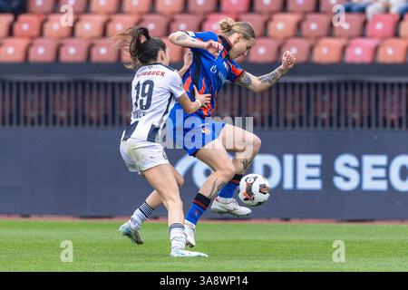 Zurich, Suisse. 29 mars 2025. Zurich, Suisse, 29 mars 2025 : un duel entre Oliwia WOS (4 Bâle) et Borbála Vincze (19 Zurich) lors de la finale de la Coupe femme AXA entre le FC Bâle 1893 et le FC Zurich au Letzigrund de Zurich, Suisse. Philipp Kresnik (Philipp Kresnik/SPP) crédit : SPP Sport Press photo. /Alamy Live News Banque D'Images