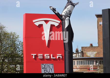 Londres, Royaume-Uni, 29 mars 2025. Des manifestants se sont rassemblés devant la concession Tesla à Park Royal, Londres, dans le cadre d'une campagne mondiale visant à éliminer Elon Musk et à lui demander des comptes. Pancartes appelait les consommateurs à boycotter Teslas et à vendre leurs actions. Crédit : Monica Wells/Alamy Live News Banque D'Images