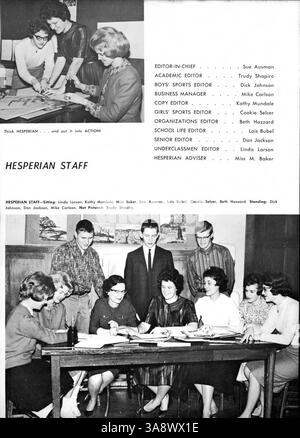 L'annuaire Hesperian 1962 de West High School capture l'année académique 1961-1962, mettant en évidence les activités des étudiants, les professeurs, les événements sportifs et les aspects culturels de l'histoire afro-américaine. Banque D'Images