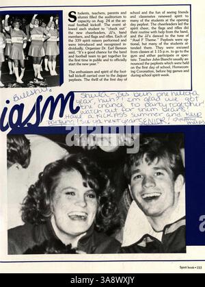 L'annuaire 1986 de Jefferson High School offre un aperçu des activités des étudiants, des professeurs, de l'athlétisme, des clubs et des événements majeurs de l'année scolaire 1985-1986. Banque D'Images