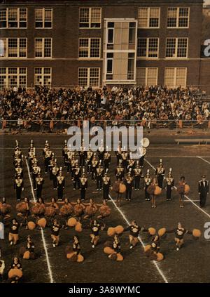 L'annuaire 1973 de l'école secondaire Roosevelt, 'Sagamore', sert de registre historique de l'année scolaire 1972-1973, mettant en vedette les étudiants, les professeurs, les sports et les traditions scolaires. Banque D'Images