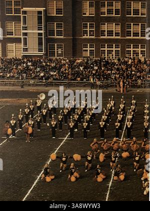 L'annuaire 1973 de l'école secondaire Roosevelt, 'Sagamore', documente les réalisations des étudiants, les professeurs, les sports et les moments clés de l'année scolaire 1972-1973, préservant l'histoire de l'école. Banque D'Images