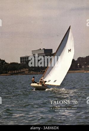 L'édition 1970 de '70 talons', le Cooper High School Yearbook, offre un aperçu de la vie à l'école pendant l'année scolaire 1969-1970/09. Il présente des images et des descriptions d'étudiants, de professeurs, de clubs et d'équipes sportives qui ont défini la communauté de l'école pendant cette période. Banque D'Images
