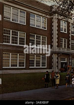 Le Marshall High School Yearbook de 1965, intitulé 'Cardinal '65', documente les élèves, les enseignants, les activités parascolaires, et les événements clés de l'année académique 1964-1965, avec un accent sur l'histoire afro-américaine. Banque D'Images