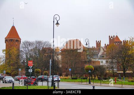 Gdansk, Pologne - 11.11.2024 : un parc pittoresque à Gdańsk en hiver, avec une architecture historique et de la verdure en arrière-plan. Banque D'Images