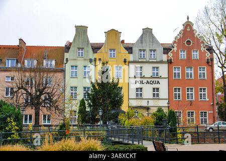 Gdansk, Pologne - 11.11.2024 : vue de maisons historiques colorées depuis un parc de Gdańsk en hiver, mêlant nature et beauté urbaine. Banque D'Images