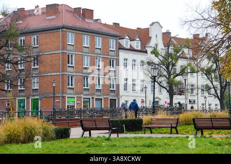 Gdansk, Pologne - 11.11.2024 : un parc pittoresque à Gdańsk, entouré d'une architecture européenne traditionnelle et de verdure. Banque D'Images
