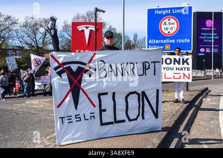Londres, Royaume-Uni. 29 mars 2025. Les manifestants se rassemblent devant le Tesla Centre à Park Royal lors de la Journée mondiale d'action contre Tesla et Elon Musk. Crédit : Vuk Valcic/Alamy Live News Banque D'Images