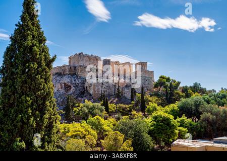 Vue large de l'Acropole à Athènes, Grèce, montrant des ruines antiques, y compris la Propylaea et le temple d'Athéna Nike par une journée ensoleillée. Banque D'Images