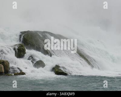 Gros plan sur les chutes du Niagara en été Crashing on Rocks, Creating Water Mist. Vue panoramique puissante de la cascade du côté des États-Unis Banque D'Images