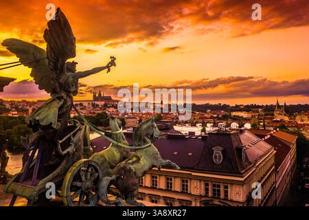 Une vue aérienne des toits historiques de Prague, présentant les célèbres créatures de la ville sur les toits : statues complexes, gargouilles et personnages mythiques Banque D'Images