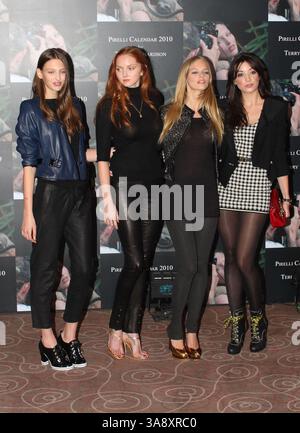 19 novembre 2009 - Londres, États-Unis - 19 novembre 2009 - Londres, Angleterre - Georgina Storilijtoric, Lily Cole, Meloes Horst et Daisy Lowe. Photocall pour lancer le calendrier Pirelli 2010. Crédit photo : Jill Mayhew/Capital/AdMedia Banque D'Images