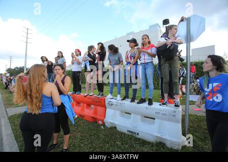 19 octobre 2017 - Gainesville, Floride, États-Unis - les manifestants se rassemblent à l'extérieur après que le nationaliste blanc Richard Spencer prononce un discours à l'Université de Floride à Gainesville, Floride, le jeudi 19 octobre 2017. (Crédit image : © Ricardo Ramirez-Buxeda/TNS via ZUMA Wire) Banque D'Images
