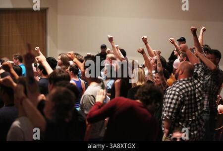 19 octobre 2017 - Gainesville, FL, USA - les étudiants de l'Université de Floride réagissent au nationaliste blanc Richard Spencer prononçant un discours à l'école de Gainesville, Floride, le jeudi 19 octobre 2017. (Crédit image : © Ricardo Ramirez-Buxeda/TNS via ZUMA Wire) Banque D'Images