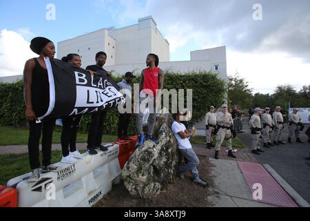 19 octobre 2017 - Gainesville, Floride, États-Unis - les manifestants se rassemblent à l'extérieur après que le nationaliste blanc Richard Spencer prononce un discours à l'Université de Floride à Gainesville, Floride, le jeudi 19 octobre 2017. (Crédit image : © Ricardo Ramirez-Buxeda/TNS via ZUMA Wire) Banque D'Images