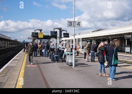 Passagers attendant sur le quai pour un train à la gare de Taunton, somerset, angleterre Banque D'Images