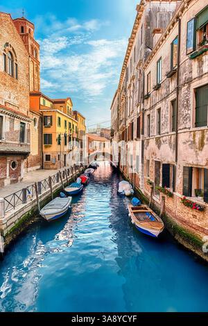 Vue panoramique sur un canal pittoresque dans le quartier Castello de Venise, Italie Banque D'Images