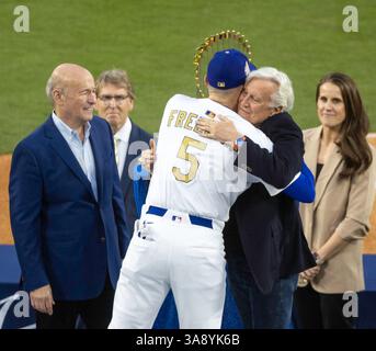 Los Angeles, États-Unis. 29 mars 2025. Dodgers Freddie Freeman arrive pour recevoir sa cérémonie de ring de Championnat du monde avant le match des Dodgers avec les Detroit Tigers au Dodger Stadium à Los Angeles vendredi, 28 mars 2025.Armando Arorizo. (Crédit image : © Armando Arorizo/Prensa Internacional via ZUMA Press Wire) USAGE ÉDITORIAL SEULEMENT ! Non destiné à UN USAGE commercial ! Banque D'Images