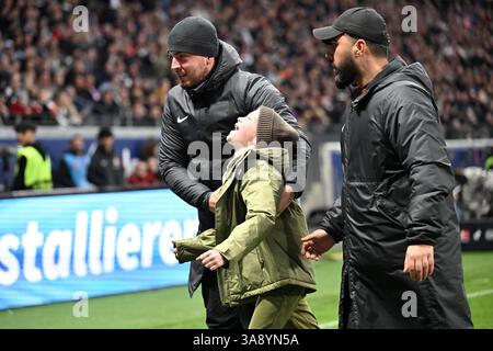 Francfort, Allemagne. 29 mars 2025. Fussball 1. Bundesliga 27. Spieltag Eintracht Frankfurt - VfB Stuttgart AM 29.03.2025 im Deutsche Bank Park in Frankfurt la réglementation Ein Junger Flitzer DFL interdit toute utilisation de photographies comme séquences d'images et/ou quasi-vidéo. Foto : Revierfoto crédit : ddp Media GmbH/Alamy Live News Banque D'Images