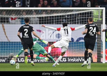 Francfort, Allemagne. 29 mars 2025. Fussball 1. Bundesliga 27. Spieltag Eintracht Frankfurt - VfB Stuttgart am 29.03.2025 im Deutsche Bank Park in Frankfurt Abseitstor Hugo Ekitike ( Francfort ) la réglementation DFL interdit toute utilisation de photographies comme séquences d'images et/ou quasi-vidéo. Foto : Revierfoto crédit : ddp Media GmbH/Alamy Live News Banque D'Images